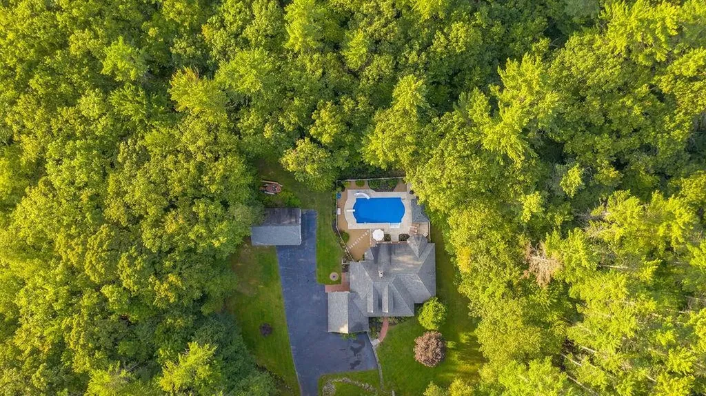 23 Casselton Road Raymond ME 04071
