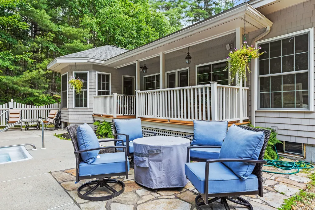23 Casselton Road Raymond ME 04071