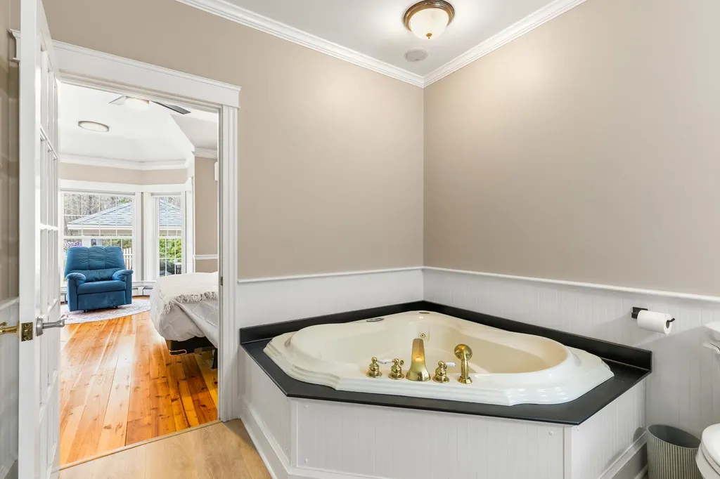 23 Casselton Road Raymond ME 04071