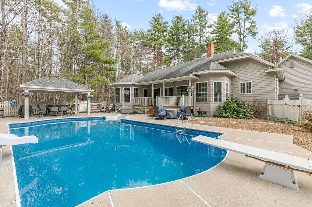 23 Casselton Road Raymond ME 04071