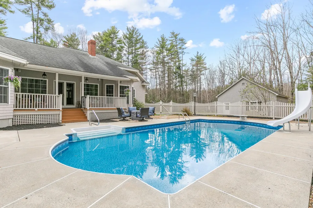 23 Casselton Road Raymond ME 04071
