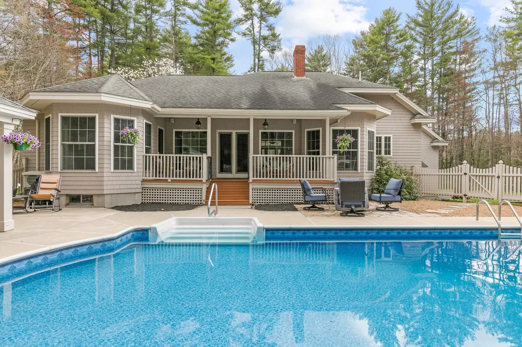23 Casselton Road Raymond ME 04071