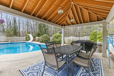 23 Casselton Road Raymond ME 04071