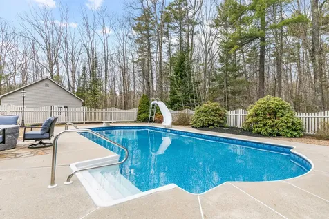 23 Casselton Road Raymond ME 04071