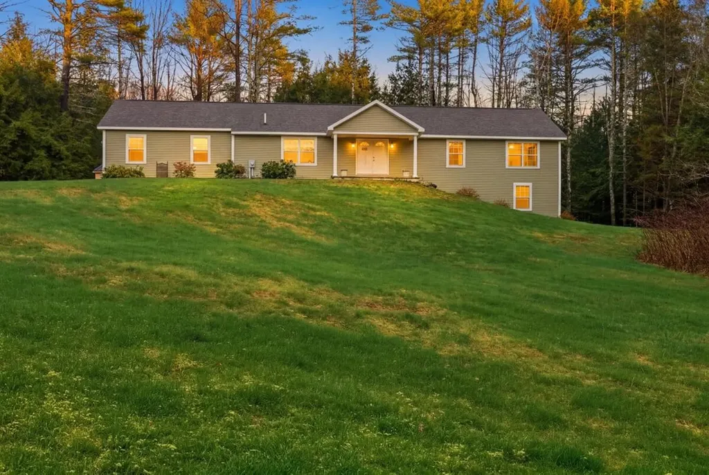 13 Bowdoin Drive Lewiston ME 04240