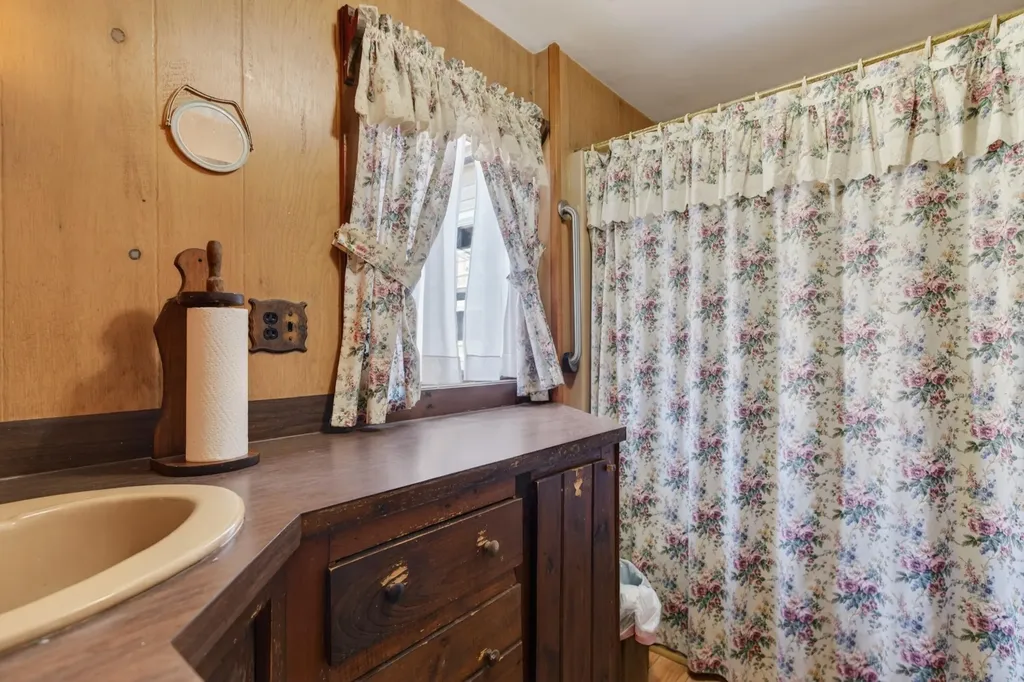 133 Gardiner Road Wiscasset ME 04578