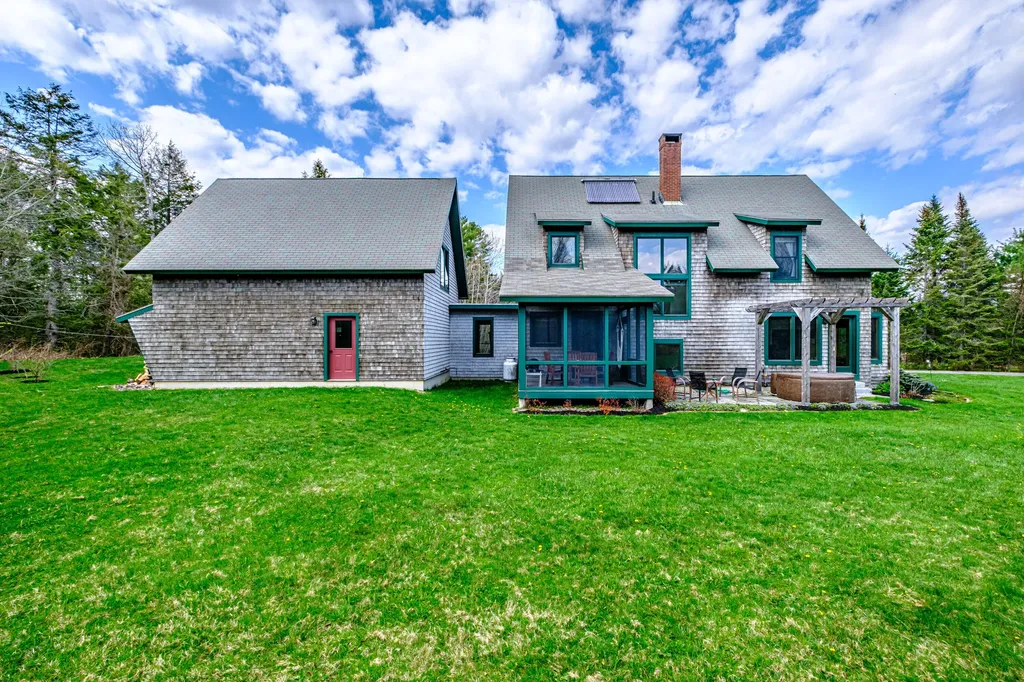 28 Cortland Road Freeport ME 04032
