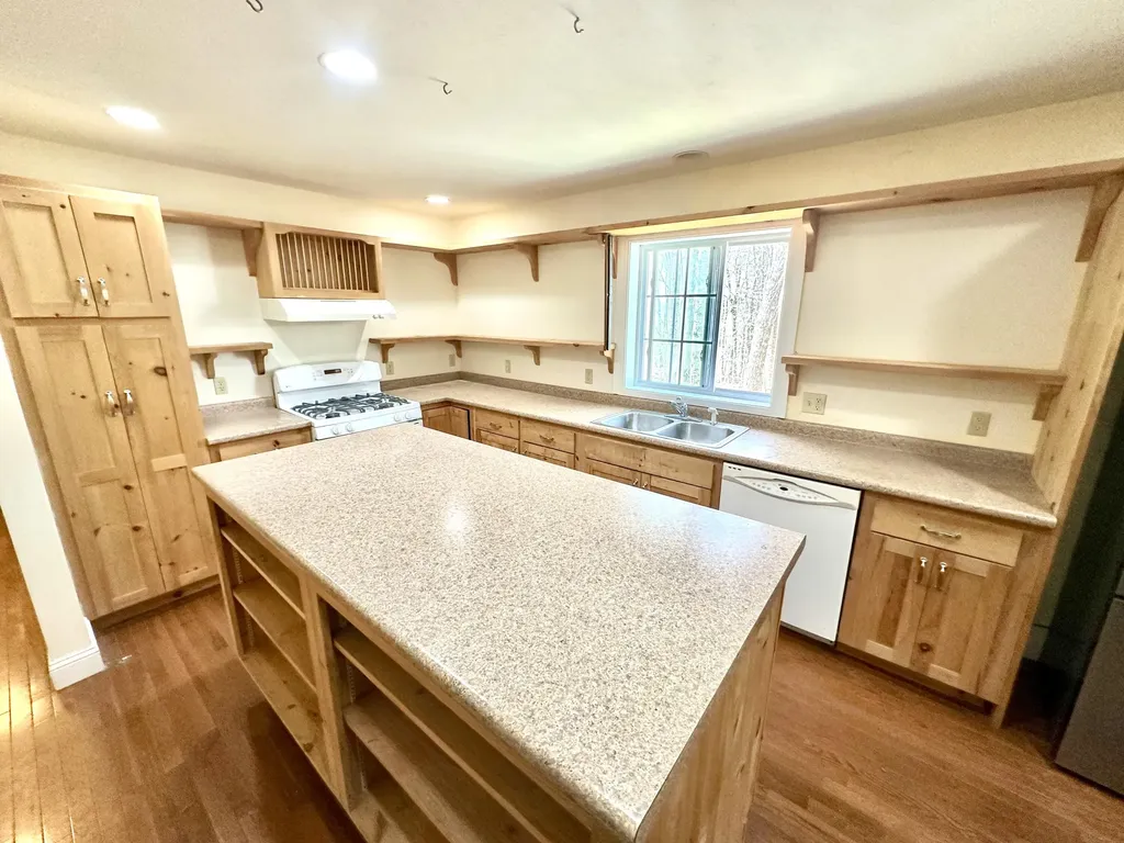 6 Eisenhower Court Naples ME 04055