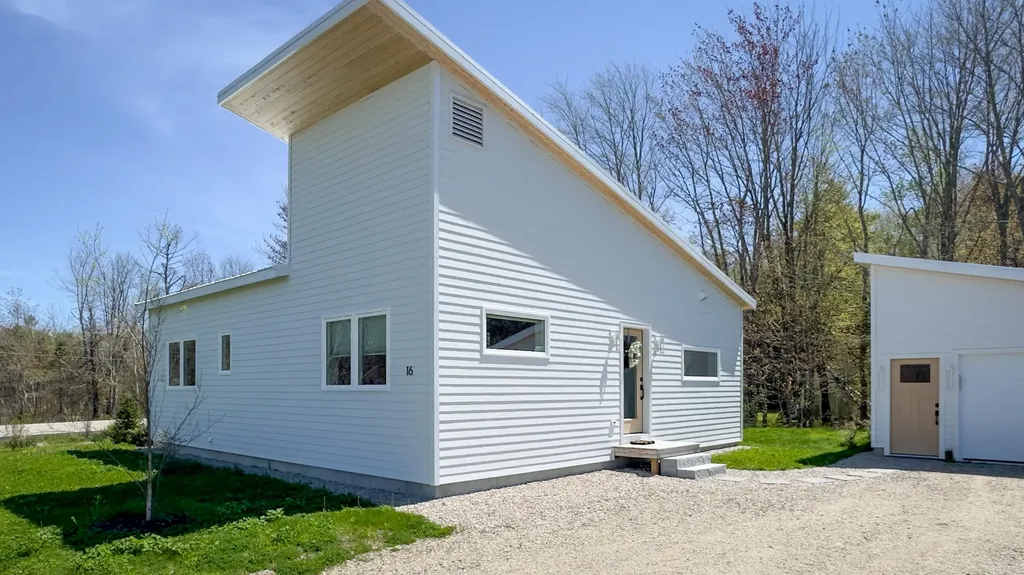 16 Leeward Meadows Biddeford ME 04005