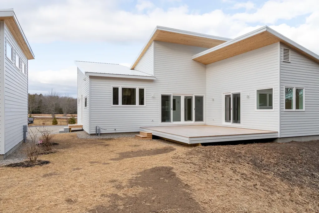 16 Leeward Meadows Biddeford ME 04005