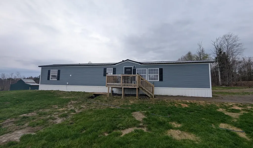 7 South Tasker Road Bradford ME 04410