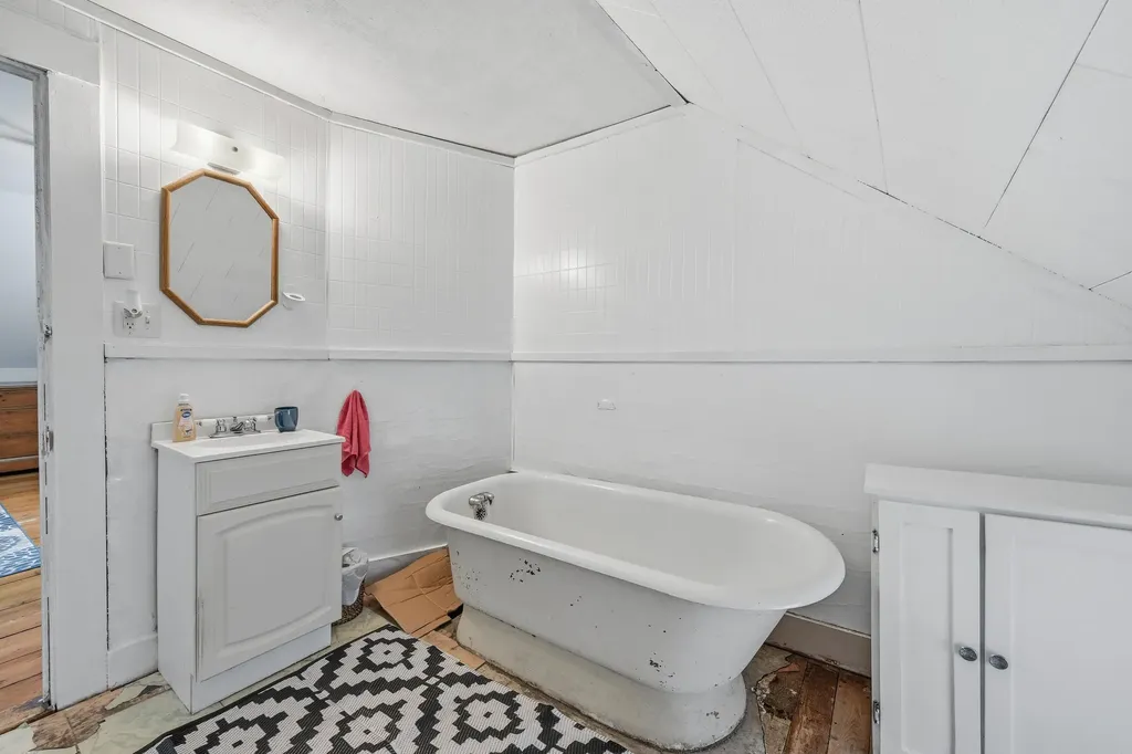 8 Baker Street Richmond ME 04357