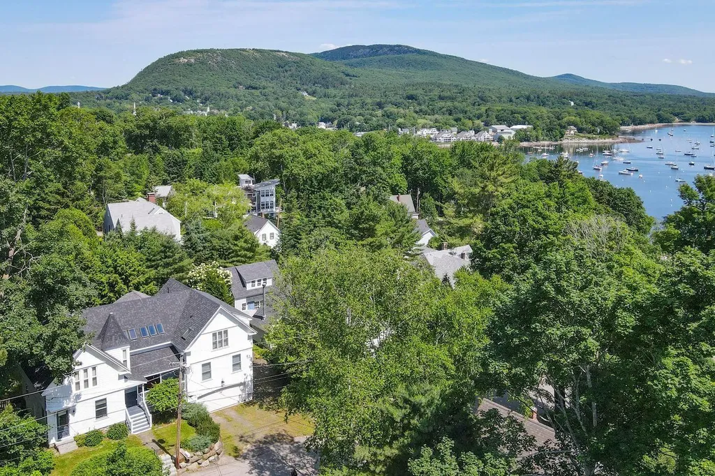 9 Chestnut Hill Street Camden ME 04843