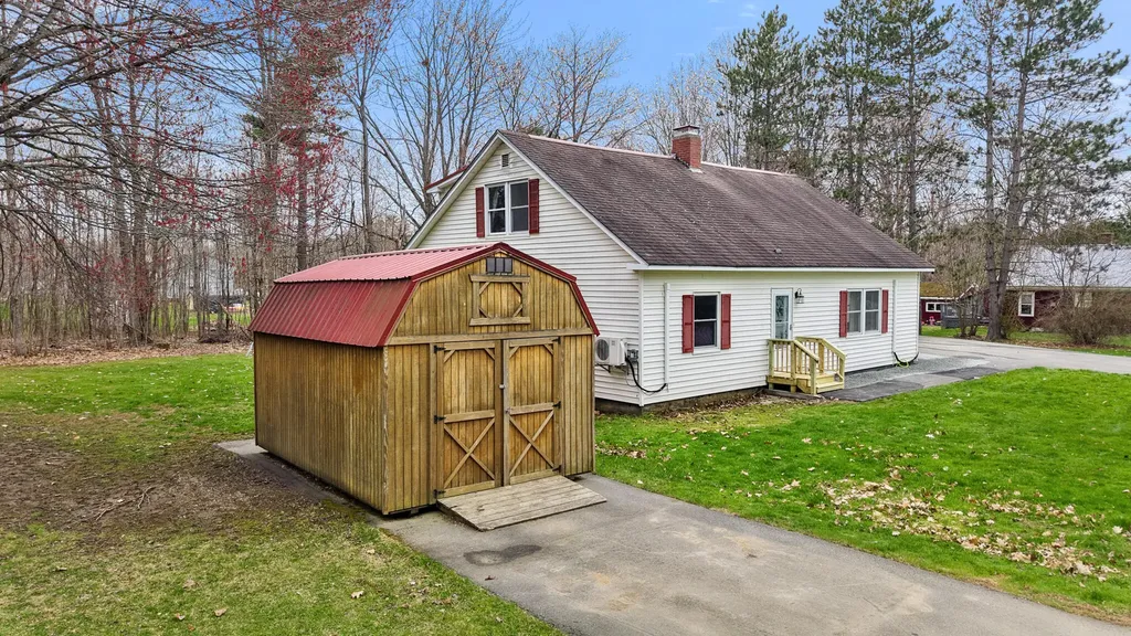 21 Goodwin Street Newport ME 04953