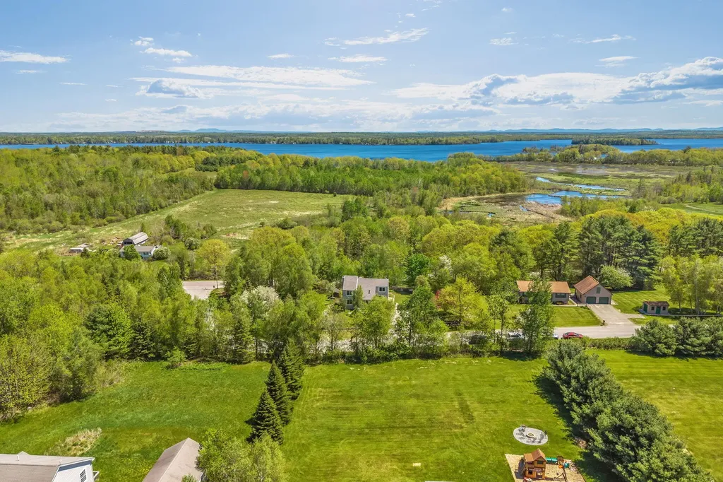 14 Vista Way Glenburn ME 04401