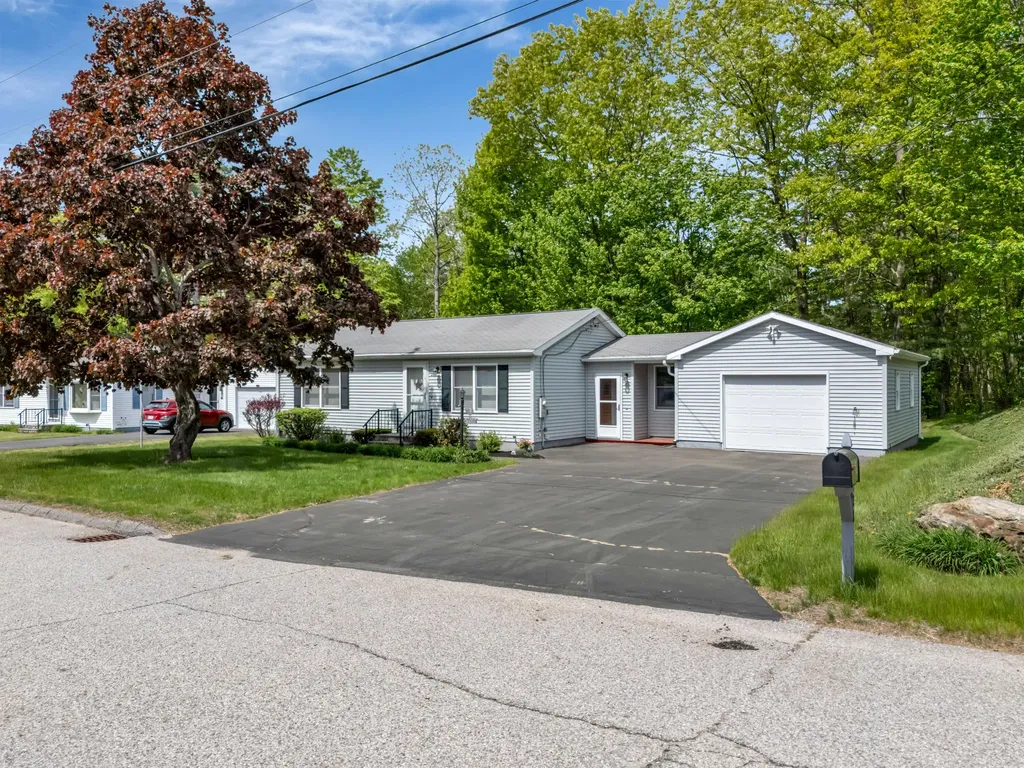 28 Saint Patrick Avenue Lewiston ME 04240