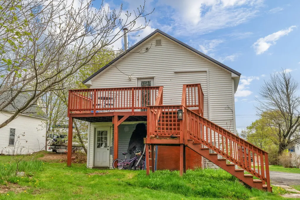 76 Lee Road Lincoln ME 04457