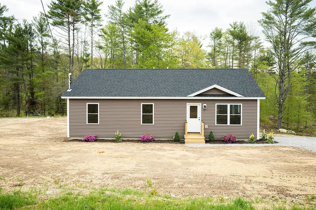 16 Dunham Lane Paris ME 04282
