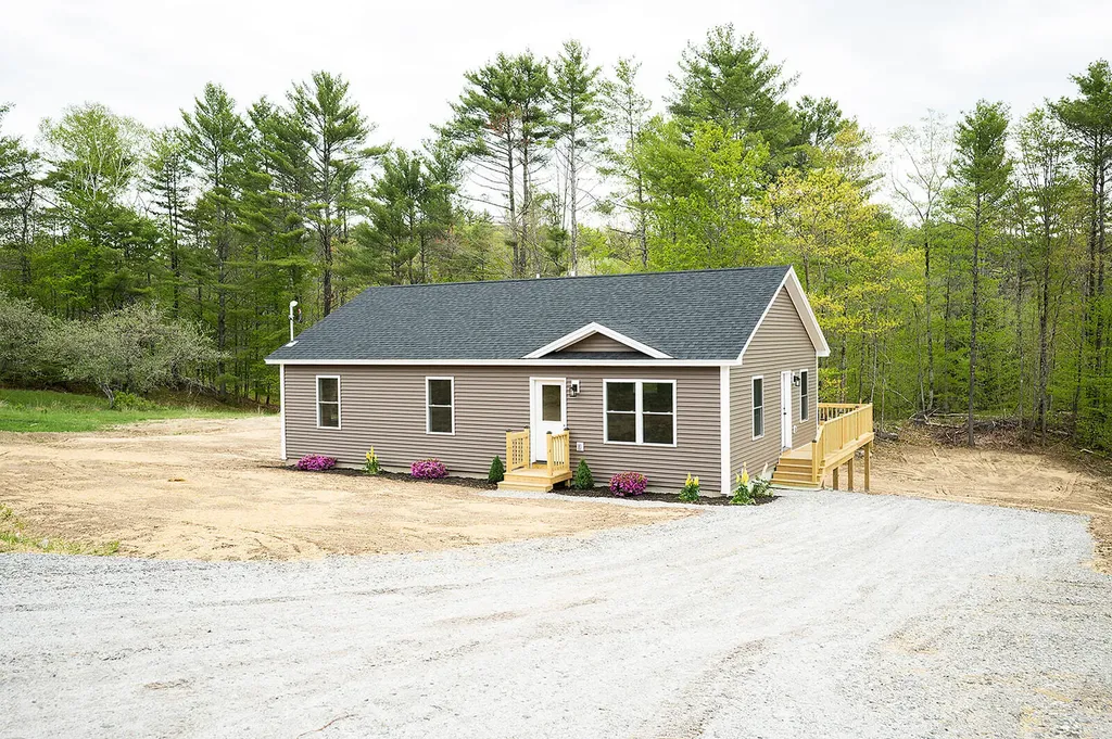 16 Dunham Lane Paris ME 04282