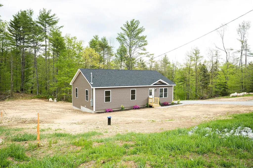 16 Dunham Lane Paris ME 04282