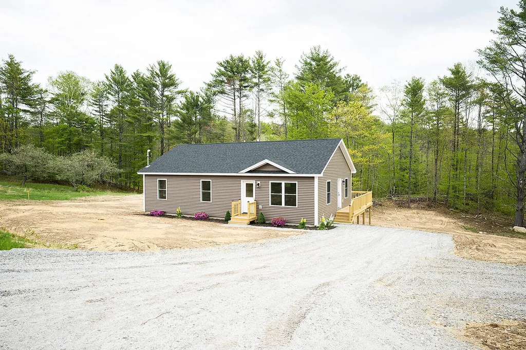 16 Dunham Lane Paris ME 04282