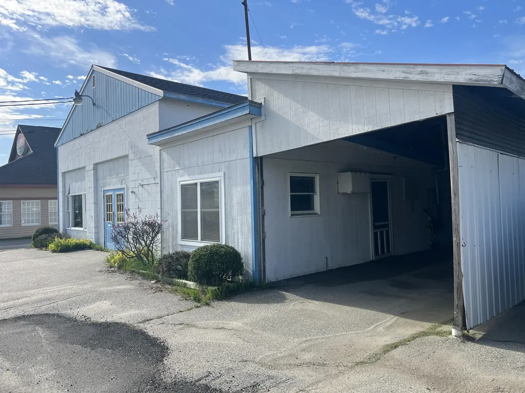 957 Sabattus Street Lewiston ME 04240