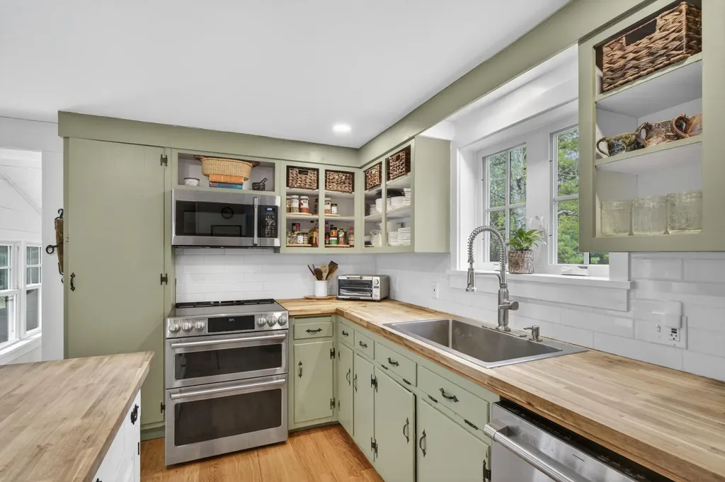 38 Thurlow Road Lincolnville ME 04849