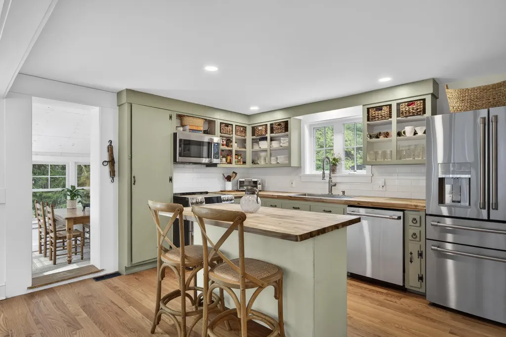 38 Thurlow Road Lincolnville ME 04849