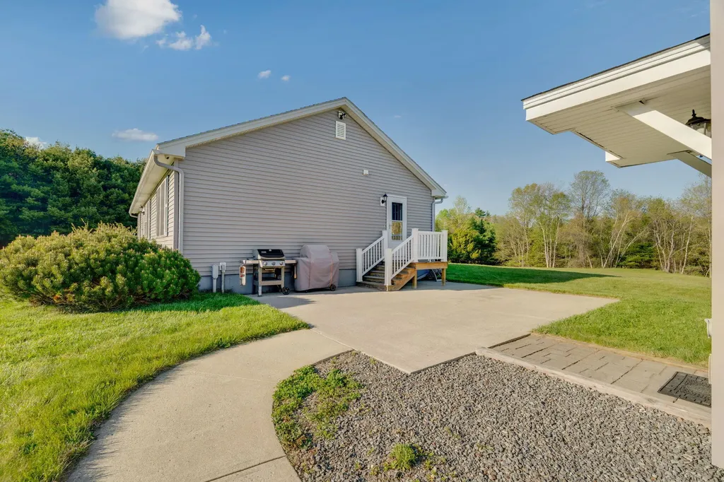 95 Sumner Road Leeds ME 04263