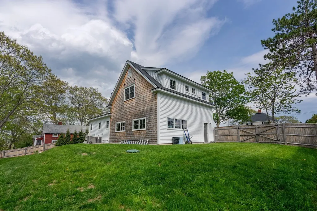 17 Harmony Hill Yarmouth ME 04096