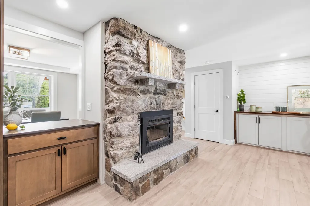 28 E Eleanor Avenue Standish ME 04084