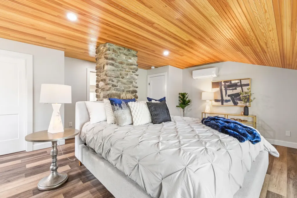 28 E Eleanor Avenue Standish ME 04084