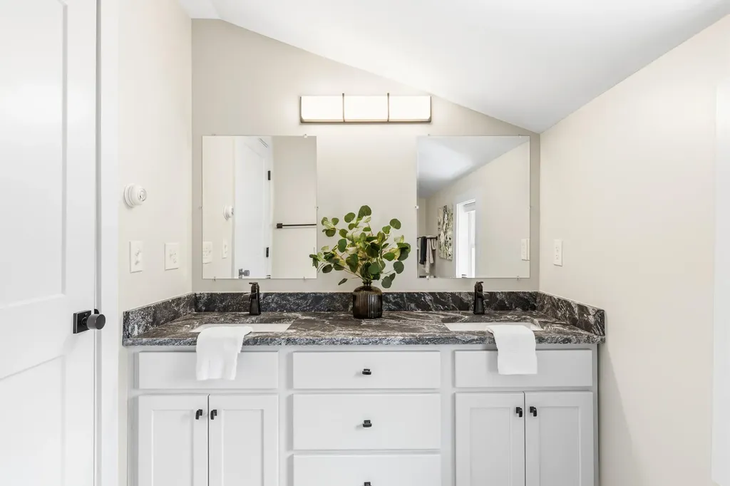 28 E Eleanor Avenue Standish ME 04084