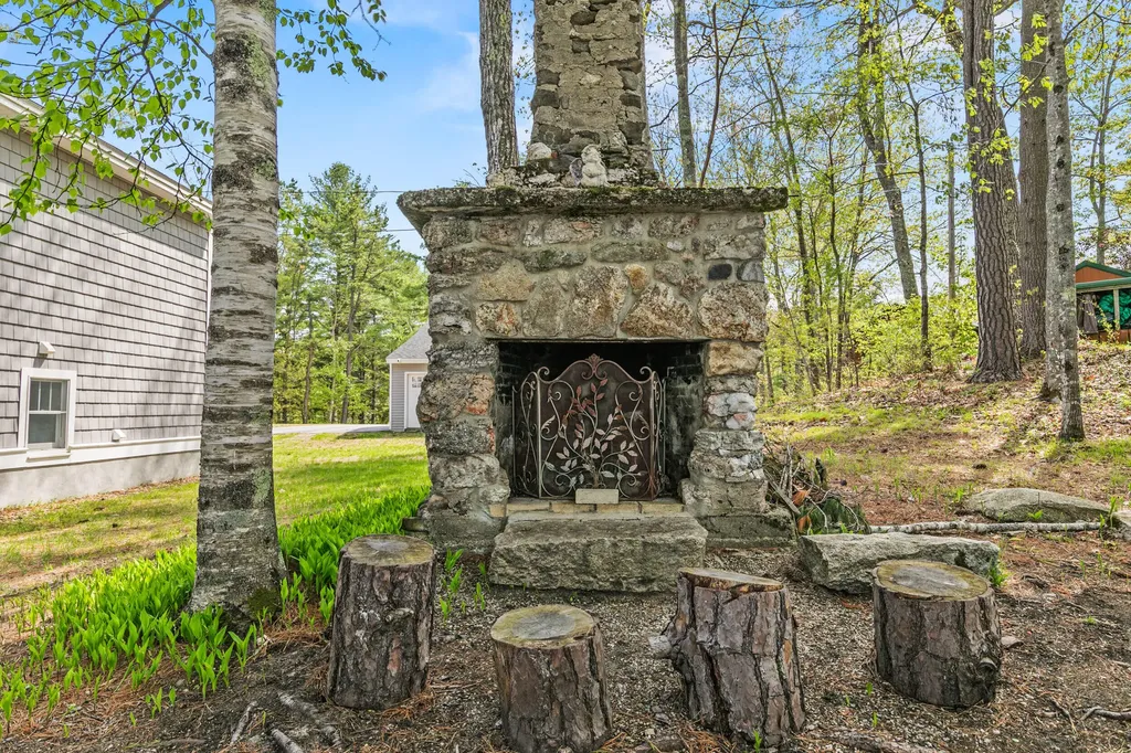 28 E Eleanor Avenue Standish ME 04084