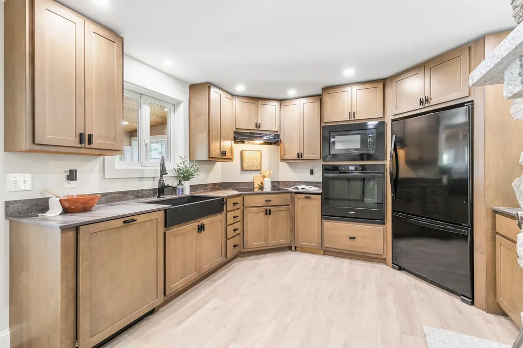 28 E Eleanor Avenue Standish ME 04084