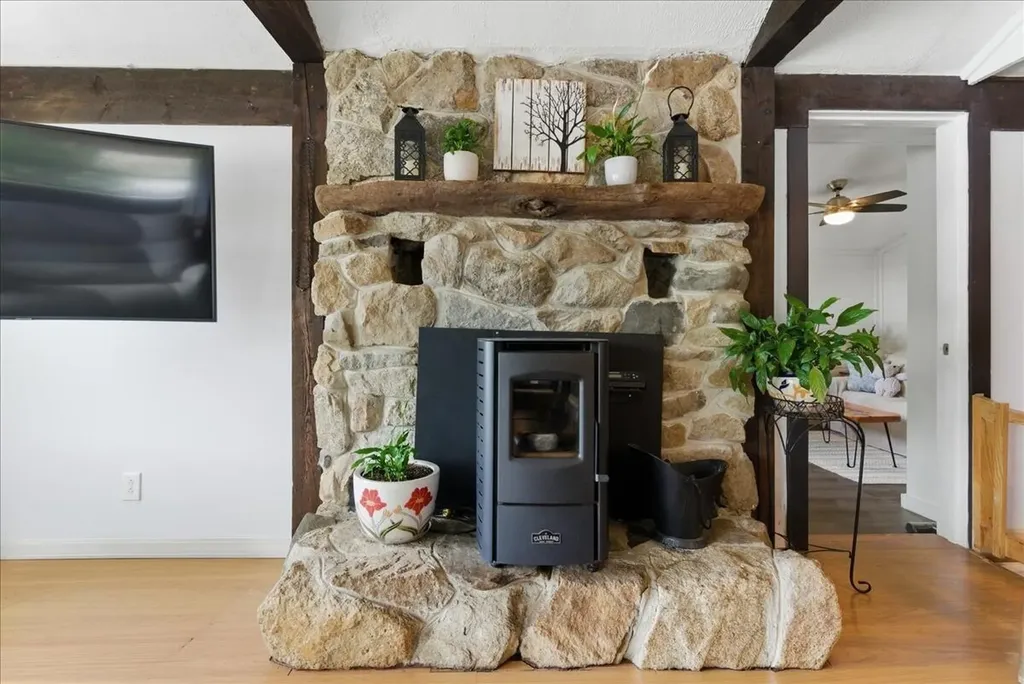 5 Cliff Lane Poland ME 04274