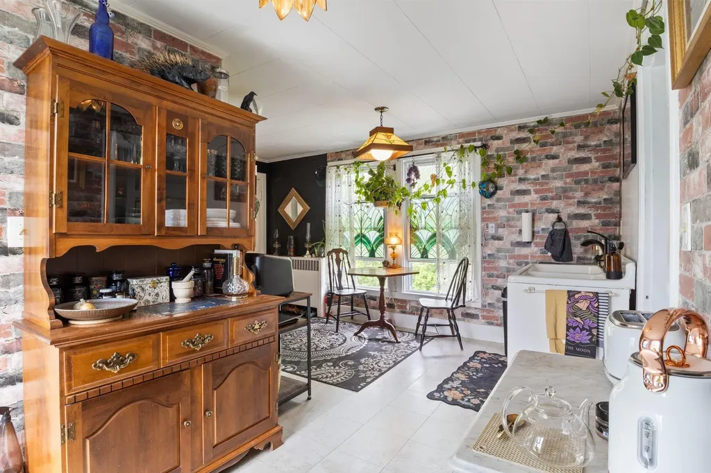 7 Porter Street Paris ME 04281