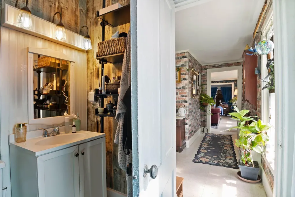 7 Porter Street Paris ME 04281