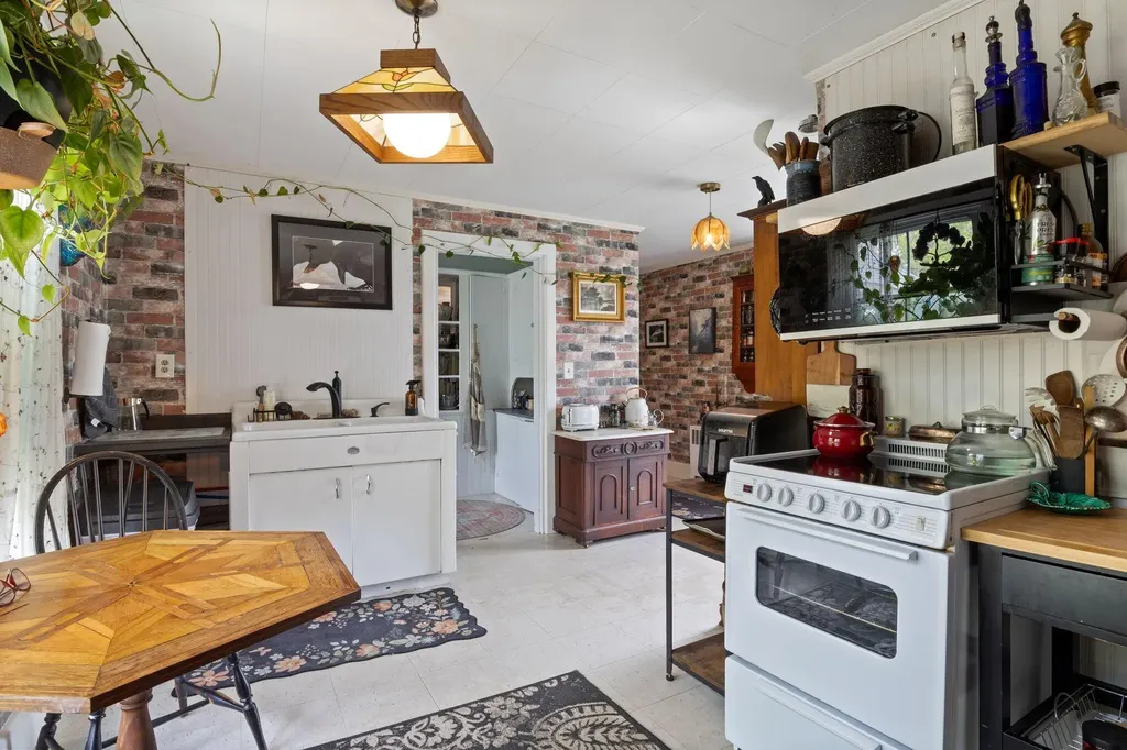 7 Porter Street Paris ME 04281