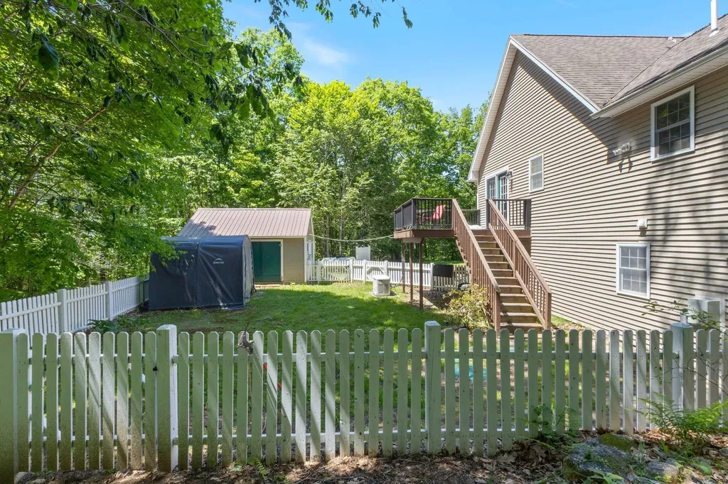 22 Eisenhower Court Naples ME 04055