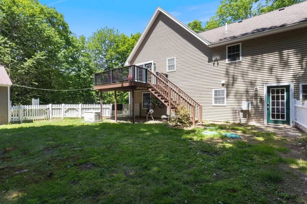 22 Eisenhower Court Naples ME 04055