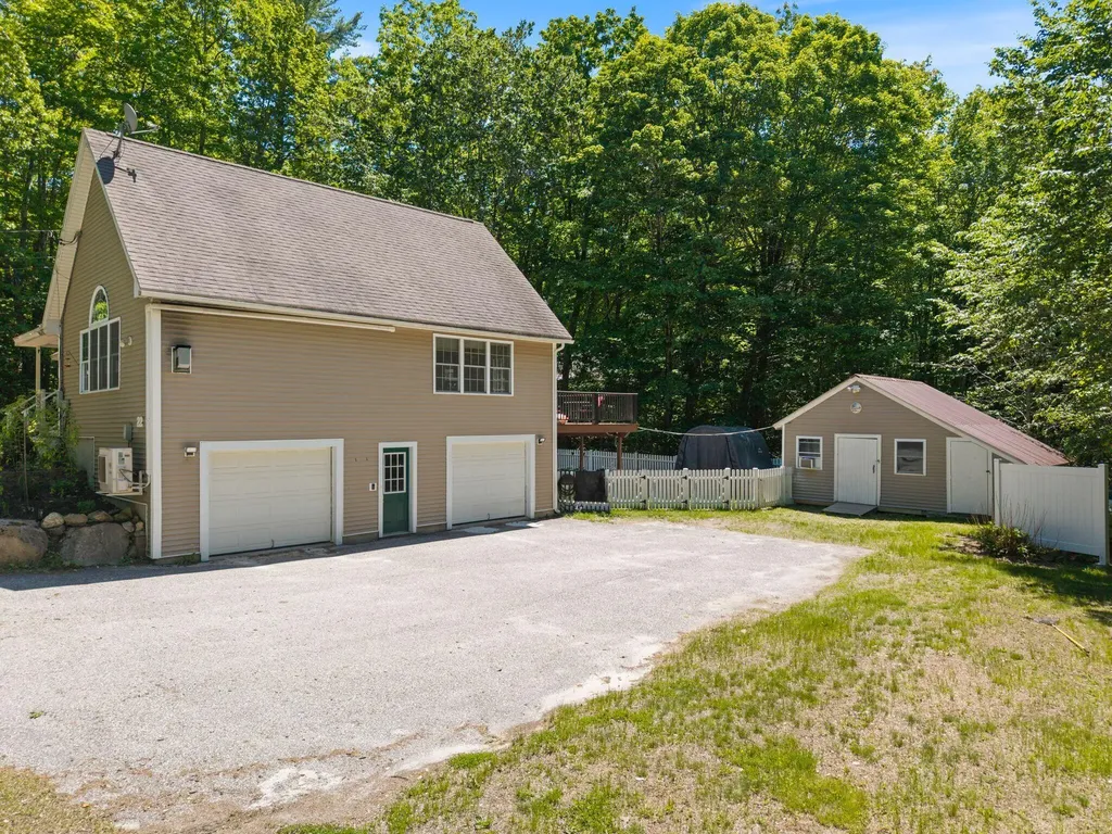 22 Eisenhower Court Naples ME 04055