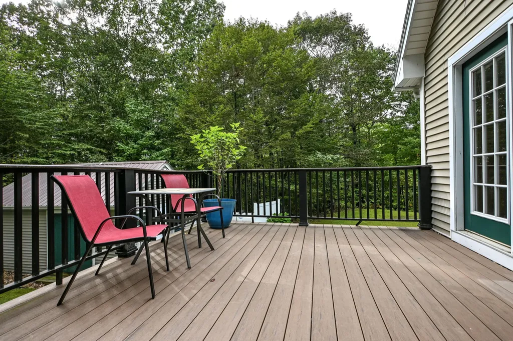 22 Eisenhower Court Naples ME 04055