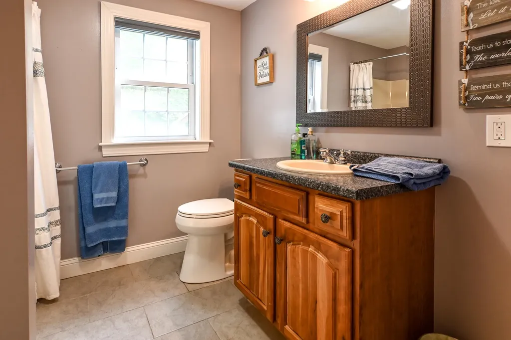 22 Eisenhower Court Naples ME 04055