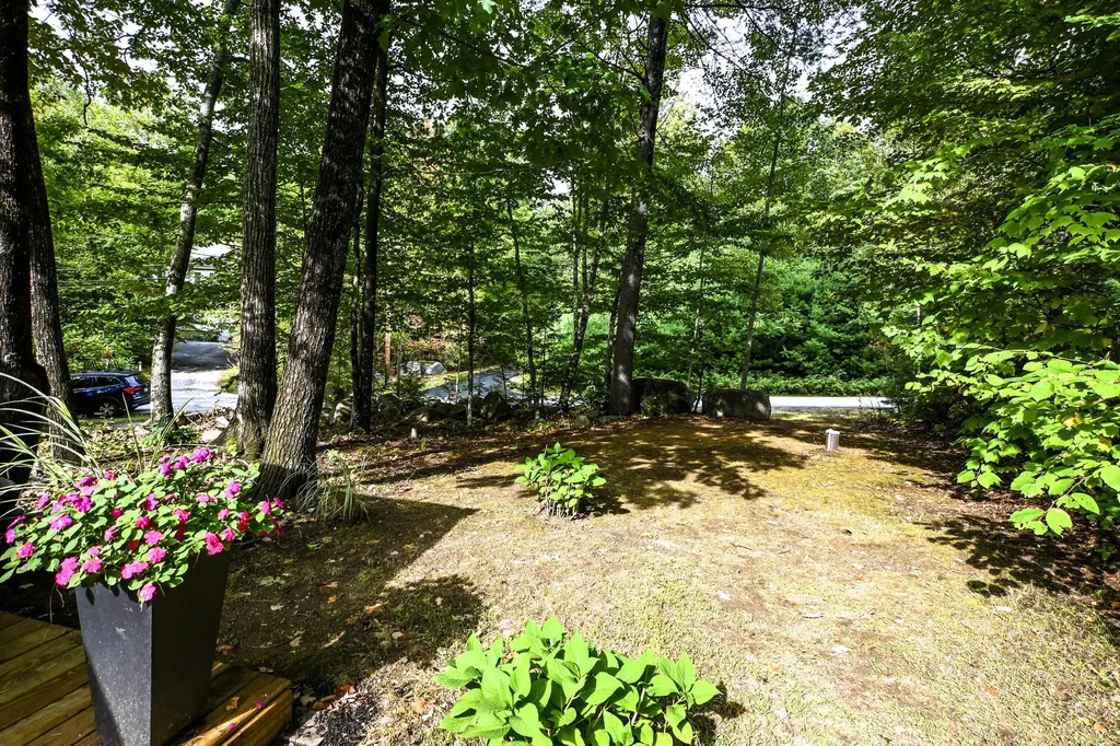22 Eisenhower Court Naples ME 04055