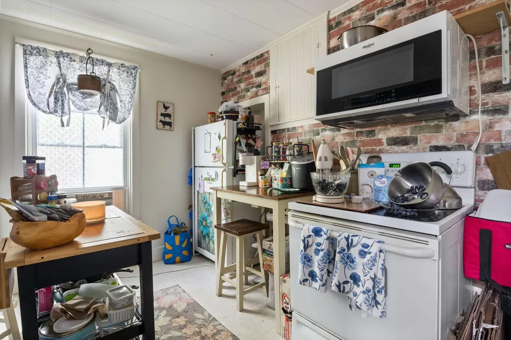 7 Porter Street Paris ME 04281