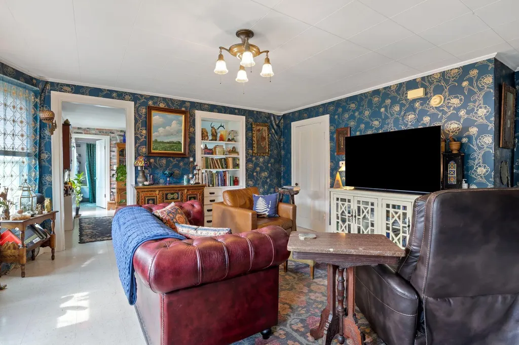 7 Porter Street Paris ME 04281