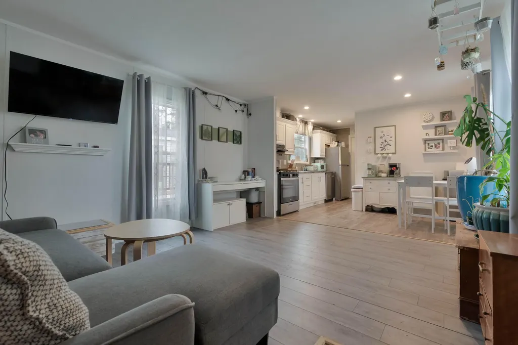 10 Primrose Lane Brunswick ME 04011