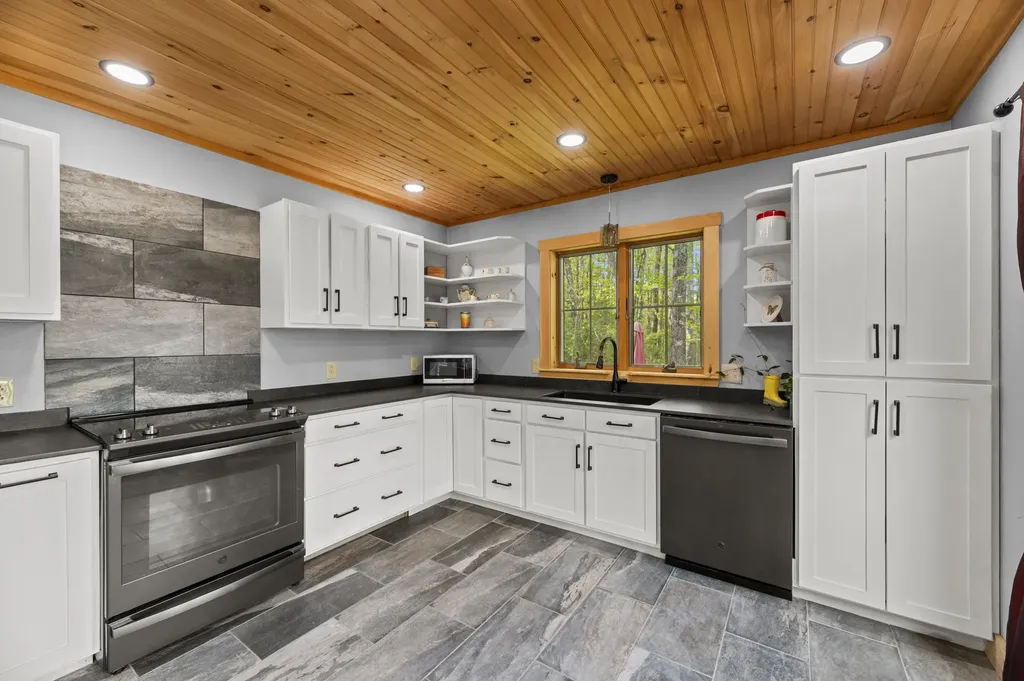 18 Duck Cove Lane Gardiner ME 04345