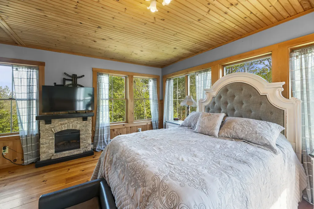 18 Duck Cove Lane Gardiner ME 04345